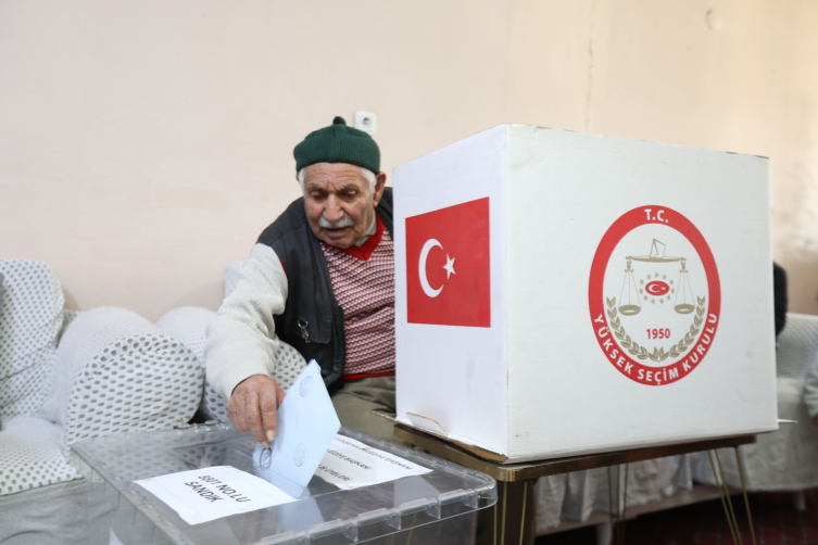 Engelli veya hastalar “seyyar sandık” ile oyunu kullandı